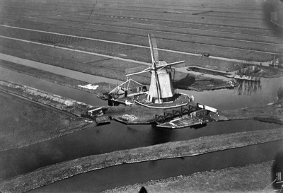128073 Luchtfoto van de Rietveldse Molen (Rietveld 2) te Hazerswoude-Dorp (provincie Zuid-Holland).